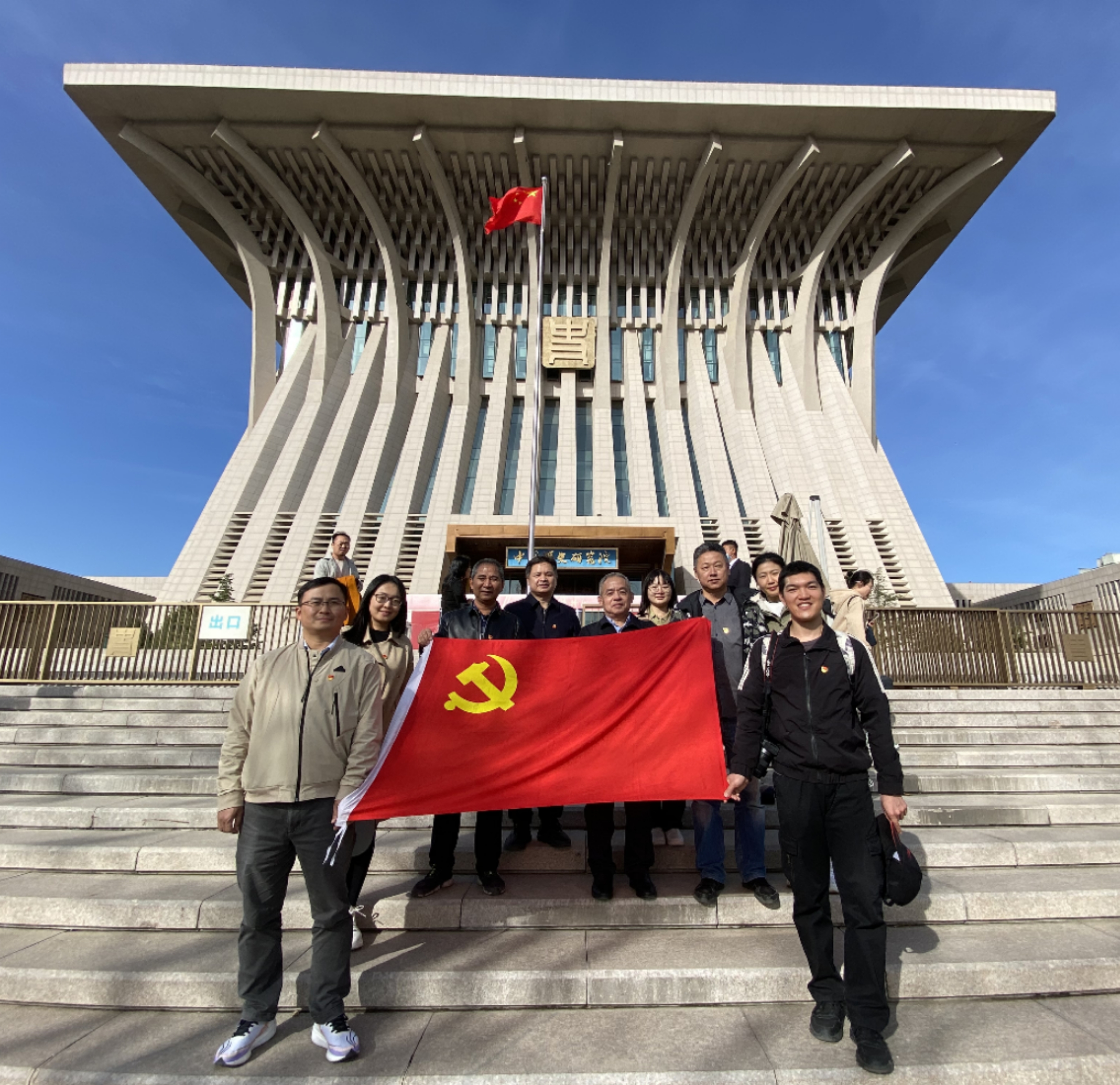 以史為鑒強(qiáng)黨性，領(lǐng)悟初心共前行